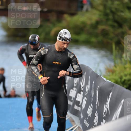 25.08.2024 - Elbe Triathlon Hamburg H.Heesch http://msf.ph/oto/6837581 25.08.2024 08:38:57 Schwimmen 66, 101, 111 meine-sportfotos.de