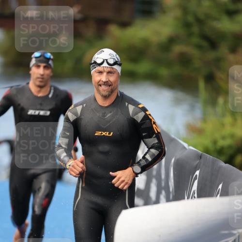 25.08.2024 - Elbe Triathlon Hamburg H.Heesch http://msf.ph/oto/6837602 25.08.2024 08:38:58 Schwimmen 66, 101, 111 meine-sportfotos.de