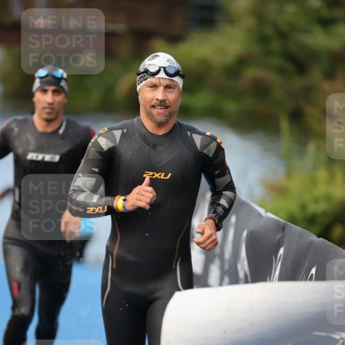 25.08.2024 - Elbe Triathlon Hamburg H.Heesch http://msf.ph/oto/6837622 25.08.2024 08:38:58 Schwimmen 66, 101, 111 meine-sportfotos.de