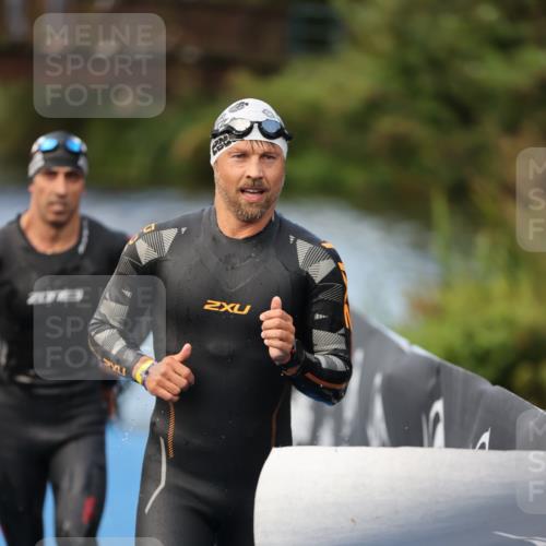 25.08.2024 - Elbe Triathlon Hamburg H.Heesch http://msf.ph/oto/6837625 25.08.2024 08:38:58 Schwimmen 66, 101, 111 meine-sportfotos.de