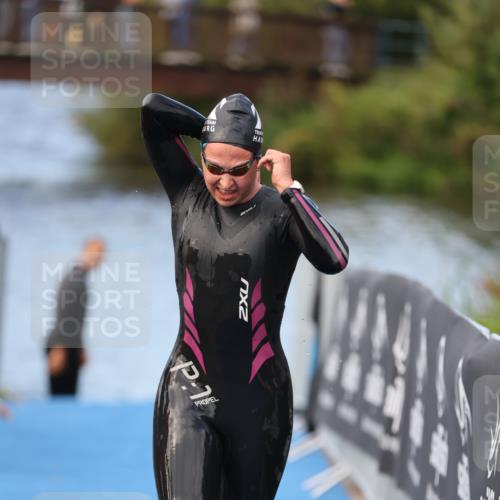 25.08.2024 - Elbe Triathlon Hamburg H.Heesch http://msf.ph/oto/6837749 25.08.2024 08:39:05 Schwimmen 66, 101, 111 meine-sportfotos.de