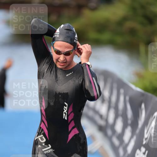 25.08.2024 - Elbe Triathlon Hamburg H.Heesch http://msf.ph/oto/6837795 25.08.2024 08:39:06 Schwimmen 66, 101, 111 meine-sportfotos.de