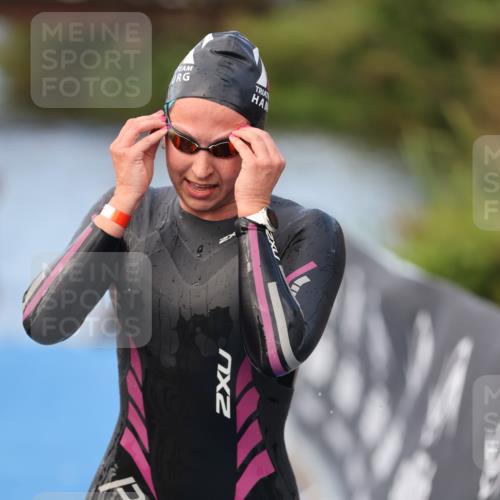 25.08.2024 - Elbe Triathlon Hamburg H.Heesch http://msf.ph/oto/6837825 25.08.2024 08:39:07 Schwimmen 66, 101, 111 meine-sportfotos.de