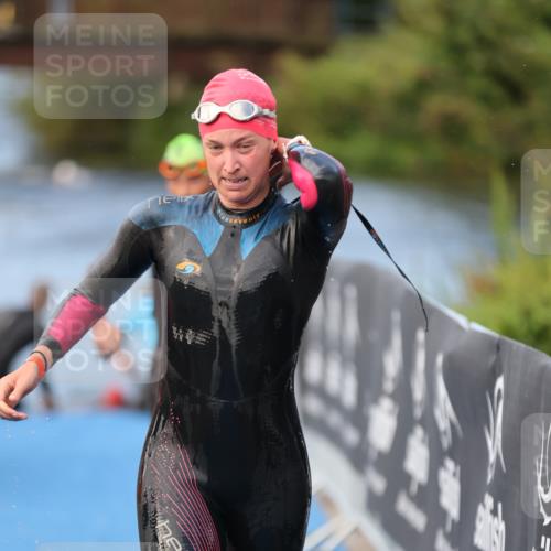 25.08.2024 - Elbe Triathlon Hamburg H.Heesch http://msf.ph/oto/6837875 25.08.2024 08:40:35 Schwimmen 62, 73, 107 meine-sportfotos.de