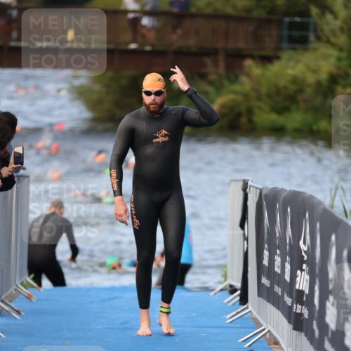 25.08.2024 - Elbe Triathlon Hamburg H.Heesch http://msf.ph/oto/6842124 25.08.2024 08:45:28 Schwimmen 157, 158 meine-sportfotos.de