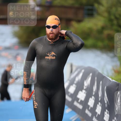 25.08.2024 - Elbe Triathlon Hamburg H.Heesch http://msf.ph/oto/6842131 25.08.2024 08:45:32 Schwimmen 157, 158, 159 meine-sportfotos.de