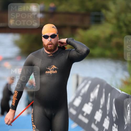 25.08.2024 - Elbe Triathlon Hamburg H.Heesch http://msf.ph/oto/6842156 25.08.2024 08:45:32 Schwimmen 157, 158, 159 meine-sportfotos.de