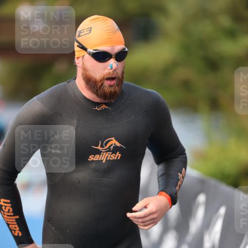25.08.2024 - Elbe Triathlon Hamburg H.Heesch http://msf.ph/oto/6842195 25.08.2024 08:45:34 Schwimmen 157, 158, 159 meine-sportfotos.de
