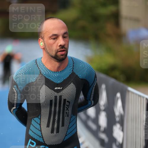 25.08.2024 - Elbe Triathlon Hamburg H.Heesch http://msf.ph/oto/6842321 25.08.2024 08:45:41 Schwimmen 126, 157, 158, 159 meine-sportfotos.de
