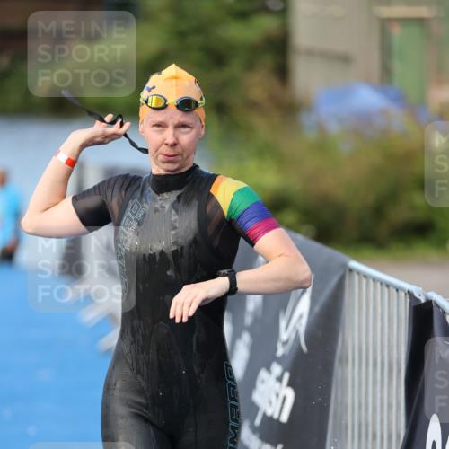 25.08.2024 - Elbe Triathlon Hamburg H.Heesch http://msf.ph/oto/6846327 25.08.2024 08:49:00 Schwimmen 133, 143, 170, 177 meine-sportfotos.de