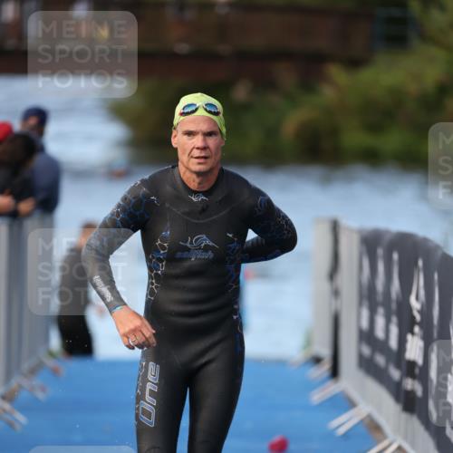 25.08.2024 - Elbe Triathlon Hamburg H.Heesch http://msf.ph/oto/6846992 25.08.2024 08:50:26 Schwimmen 118, 127, 155, 330 meine-sportfotos.de