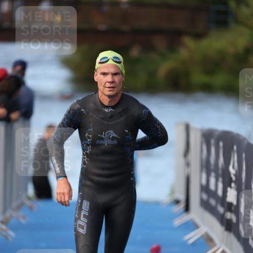 25.08.2024 - Elbe Triathlon Hamburg H.Heesch http://msf.ph/oto/6846999 25.08.2024 08:50:26 Schwimmen 118, 127, 155, 330 meine-sportfotos.de