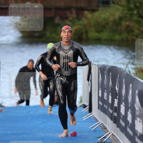 25.08.2024 - Elbe Triathlon Hamburg H.Heesch http://msf.ph/oto/6847571 25.08.2024 08:52:27 Schwimmen 128, 156 meine-sportfotos.de
