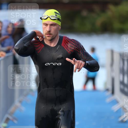 25.08.2024 - Elbe Triathlon Hamburg H.Heesch http://msf.ph/oto/6848205 25.08.2024 08:54:16 Schwimmen 207, 239 meine-sportfotos.de