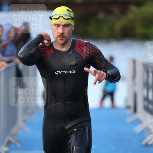 25.08.2024 - Elbe Triathlon Hamburg H.Heesch http://msf.ph/oto/6848208 25.08.2024 08:54:16 Schwimmen 207, 239 meine-sportfotos.de