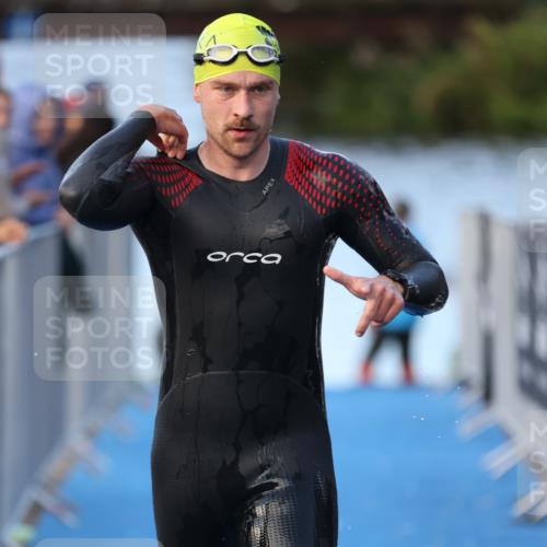 25.08.2024 - Elbe Triathlon Hamburg H.Heesch http://msf.ph/oto/6848219 25.08.2024 08:54:16 Schwimmen 207, 239 meine-sportfotos.de
