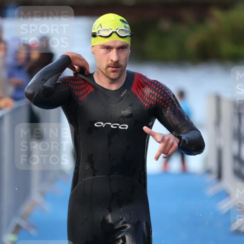 25.08.2024 - Elbe Triathlon Hamburg H.Heesch http://msf.ph/oto/6848224 25.08.2024 08:54:16 Schwimmen 207, 239 meine-sportfotos.de
