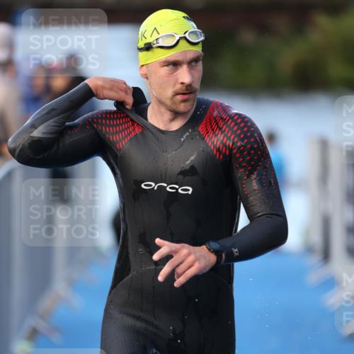25.08.2024 - Elbe Triathlon Hamburg H.Heesch http://msf.ph/oto/6848245 25.08.2024 08:54:17 Schwimmen 207, 239 meine-sportfotos.de