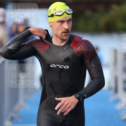 25.08.2024 - Elbe Triathlon Hamburg H.Heesch http://msf.ph/oto/6848251 25.08.2024 08:54:17 Schwimmen 207, 239 meine-sportfotos.de