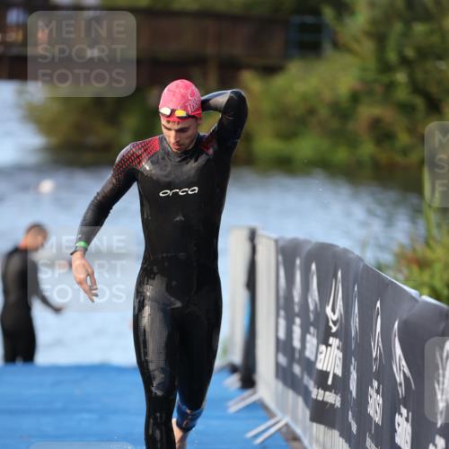 25.08.2024 - Elbe Triathlon Hamburg H.Heesch http://msf.ph/oto/6848280 25.08.2024 08:54:35 Schwimmen 229, 257 meine-sportfotos.de