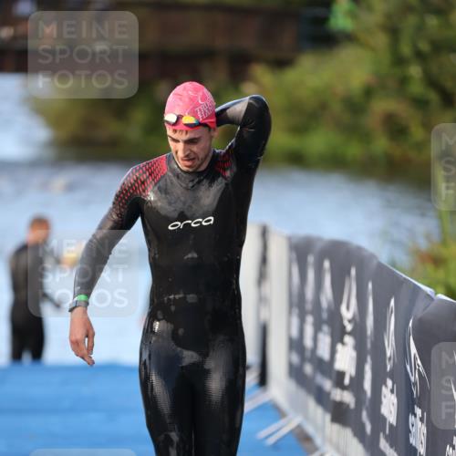 25.08.2024 - Elbe Triathlon Hamburg H.Heesch http://msf.ph/oto/6848329 25.08.2024 08:54:35 Schwimmen 229, 257 meine-sportfotos.de