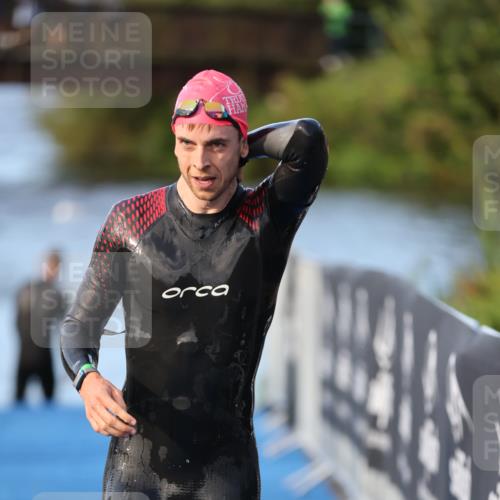 25.08.2024 - Elbe Triathlon Hamburg H.Heesch http://msf.ph/oto/6848378 25.08.2024 08:54:37 Schwimmen 229, 257 meine-sportfotos.de