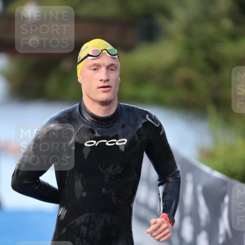 25.08.2024 - Elbe Triathlon Hamburg H.Heesch http://msf.ph/oto/6848647 25.08.2024 08:54:57 Schwimmen 229, 262, 296 meine-sportfotos.de