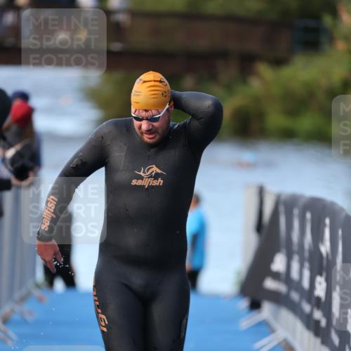 25.08.2024 - Elbe Triathlon Hamburg H.Heesch http://msf.ph/oto/6849314 25.08.2024 08:55:56 Schwimmen 232, 263 meine-sportfotos.de