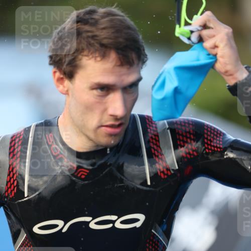 25.08.2024 - Elbe Triathlon Hamburg H.Heesch http://msf.ph/oto/6849653 25.08.2024 08:56:38 Schwimmen 242, 295 meine-sportfotos.de