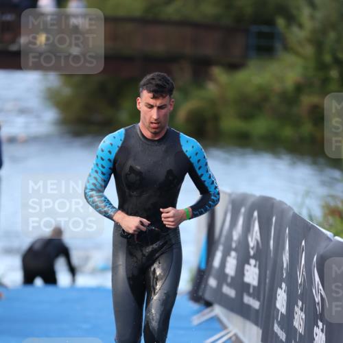 25.08.2024 - Elbe Triathlon Hamburg H.Heesch http://msf.ph/oto/6849801 25.08.2024 08:57:24 Schwimmen 141, 205, 245 meine-sportfotos.de