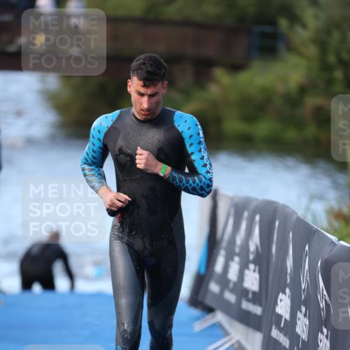 25.08.2024 - Elbe Triathlon Hamburg H.Heesch http://msf.ph/oto/6849830 25.08.2024 08:57:24 Schwimmen 141, 205, 245 meine-sportfotos.de