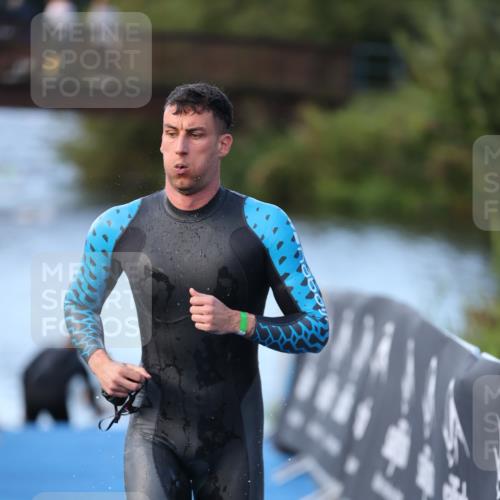25.08.2024 - Elbe Triathlon Hamburg H.Heesch http://msf.ph/oto/6849839 25.08.2024 08:57:25 Schwimmen 141, 205, 245 meine-sportfotos.de
