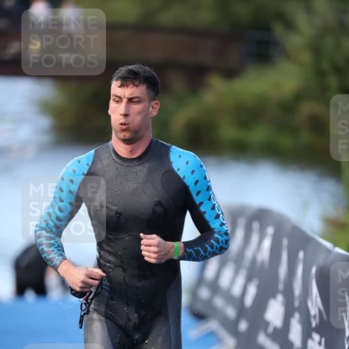 25.08.2024 - Elbe Triathlon Hamburg H.Heesch http://msf.ph/oto/6849849 25.08.2024 08:57:25 Schwimmen 141, 205, 245 meine-sportfotos.de