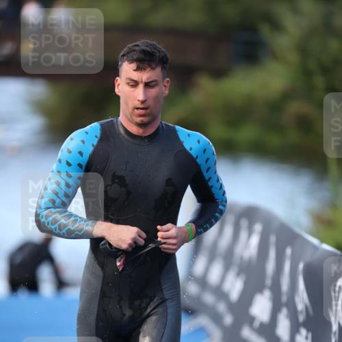 25.08.2024 - Elbe Triathlon Hamburg H.Heesch http://msf.ph/oto/6849882 25.08.2024 08:57:26 Schwimmen 141, 205, 245 meine-sportfotos.de