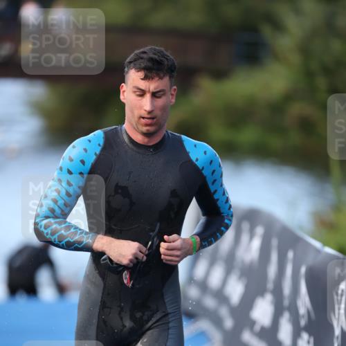 25.08.2024 - Elbe Triathlon Hamburg H.Heesch http://msf.ph/oto/6849886 25.08.2024 08:57:26 Schwimmen 141, 205, 245 meine-sportfotos.de