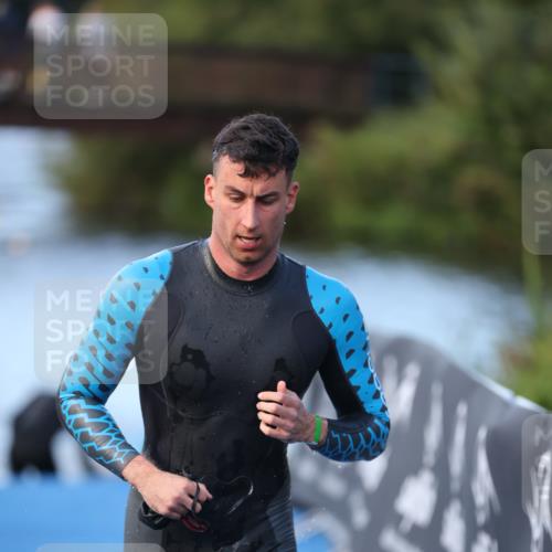 25.08.2024 - Elbe Triathlon Hamburg H.Heesch http://msf.ph/oto/6849900 25.08.2024 08:57:26 Schwimmen 141, 205, 245 meine-sportfotos.de