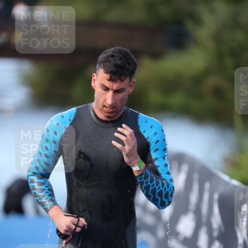 25.08.2024 - Elbe Triathlon Hamburg H.Heesch http://msf.ph/oto/6849908 25.08.2024 08:57:26 Schwimmen 141, 205, 245 meine-sportfotos.de