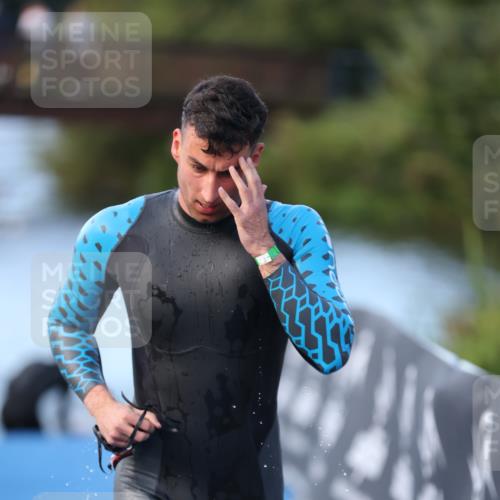 25.08.2024 - Elbe Triathlon Hamburg H.Heesch http://msf.ph/oto/6849920 25.08.2024 08:57:26 Schwimmen 141, 205, 245 meine-sportfotos.de