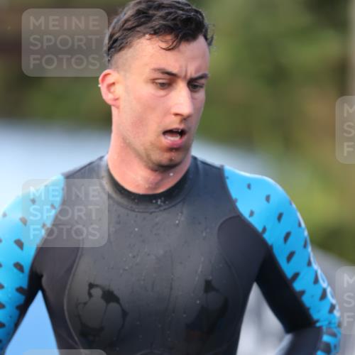 25.08.2024 - Elbe Triathlon Hamburg H.Heesch http://msf.ph/oto/6849968 25.08.2024 08:57:27 Schwimmen 141, 205, 245 meine-sportfotos.de