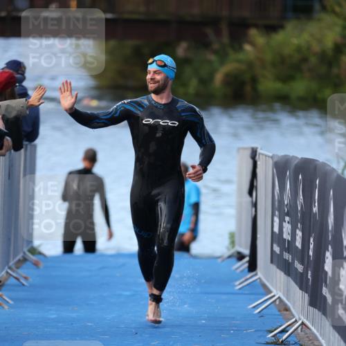 25.08.2024 - Elbe Triathlon Hamburg H.Heesch http://msf.ph/oto/6849973 25.08.2024 08:57:34 Schwimmen 205, 245 meine-sportfotos.de