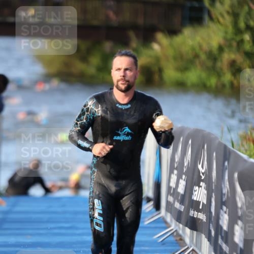 25.08.2024 - Elbe Triathlon Hamburg H.Heesch http://msf.ph/oto/6850115 25.08.2024 08:58:18 Schwimmen 236, 243, 303, 308 meine-sportfotos.de
