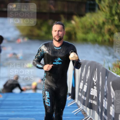 25.08.2024 - Elbe Triathlon Hamburg H.Heesch http://msf.ph/oto/6850126 25.08.2024 08:58:18 Schwimmen 236, 243, 303, 308 meine-sportfotos.de