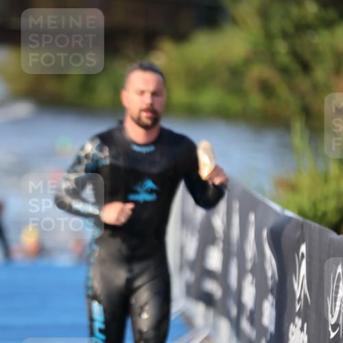 25.08.2024 - Elbe Triathlon Hamburg H.Heesch http://msf.ph/oto/6850159 25.08.2024 08:58:18 Schwimmen 236, 243, 303, 308 meine-sportfotos.de