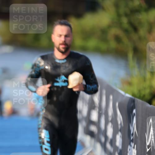 25.08.2024 - Elbe Triathlon Hamburg H.Heesch http://msf.ph/oto/6850183 25.08.2024 08:58:18 Schwimmen 236, 243, 303, 308 meine-sportfotos.de