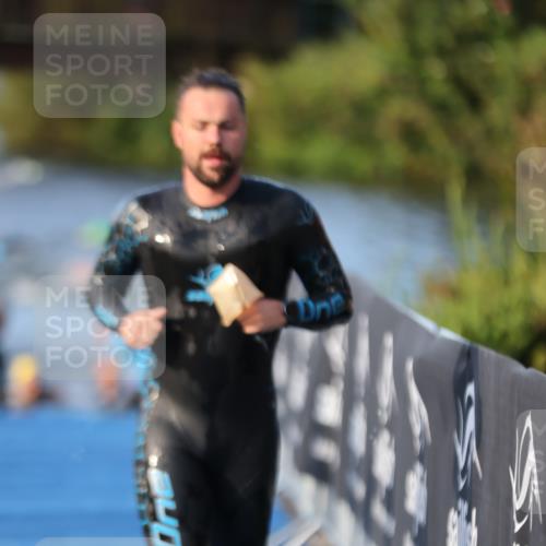 25.08.2024 - Elbe Triathlon Hamburg H.Heesch http://msf.ph/oto/6850187 25.08.2024 08:58:18 Schwimmen 236, 243, 303, 308 meine-sportfotos.de