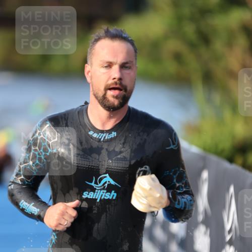 25.08.2024 - Elbe Triathlon Hamburg H.Heesch http://msf.ph/oto/6850224 25.08.2024 08:58:20 Schwimmen 236, 243, 303, 308 meine-sportfotos.de