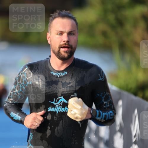 25.08.2024 - Elbe Triathlon Hamburg H.Heesch http://msf.ph/oto/6850230 25.08.2024 08:58:20 Schwimmen 236, 243, 303, 308 meine-sportfotos.de