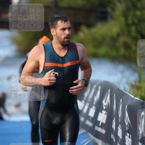 25.08.2024 - Elbe Triathlon Hamburg H.Heesch http://msf.ph/oto/6850266 25.08.2024 08:58:29 Schwimmen 208, 236, 241, 243, 303, 308, 313 meine-sportfotos.de