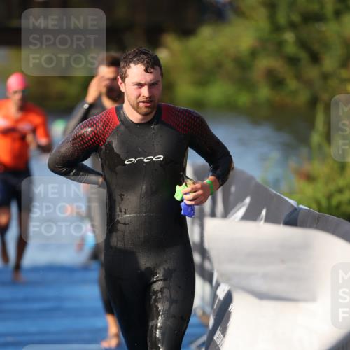 25.08.2024 - Elbe Triathlon Hamburg H.Heesch http://msf.ph/oto/6851925 25.08.2024 08:59:51 Schwimmen 209, 222, 274, 311 meine-sportfotos.de