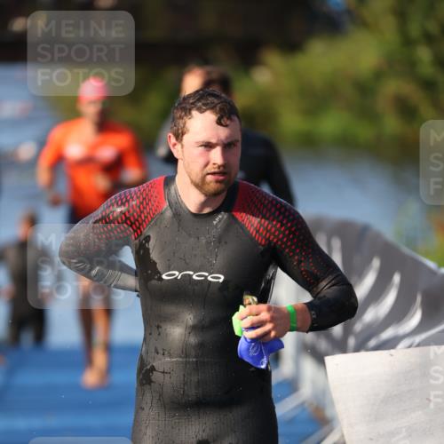 25.08.2024 - Elbe Triathlon Hamburg H.Heesch http://msf.ph/oto/6851983 25.08.2024 08:59:52 Schwimmen 209, 222, 274, 311 meine-sportfotos.de
